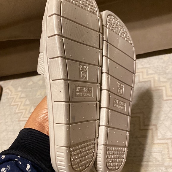 UNISEX GRAY COLOR SLIDES SHOES SIZE 44-45 280 is like US 10-10.5 - Picture 3 of 5